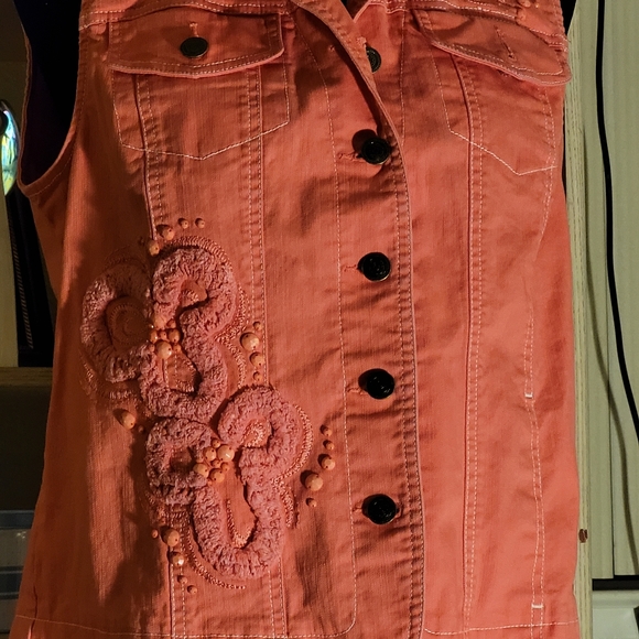 Ruby Red beautiful appliqué sleeveless vest - Picture 1 of 5